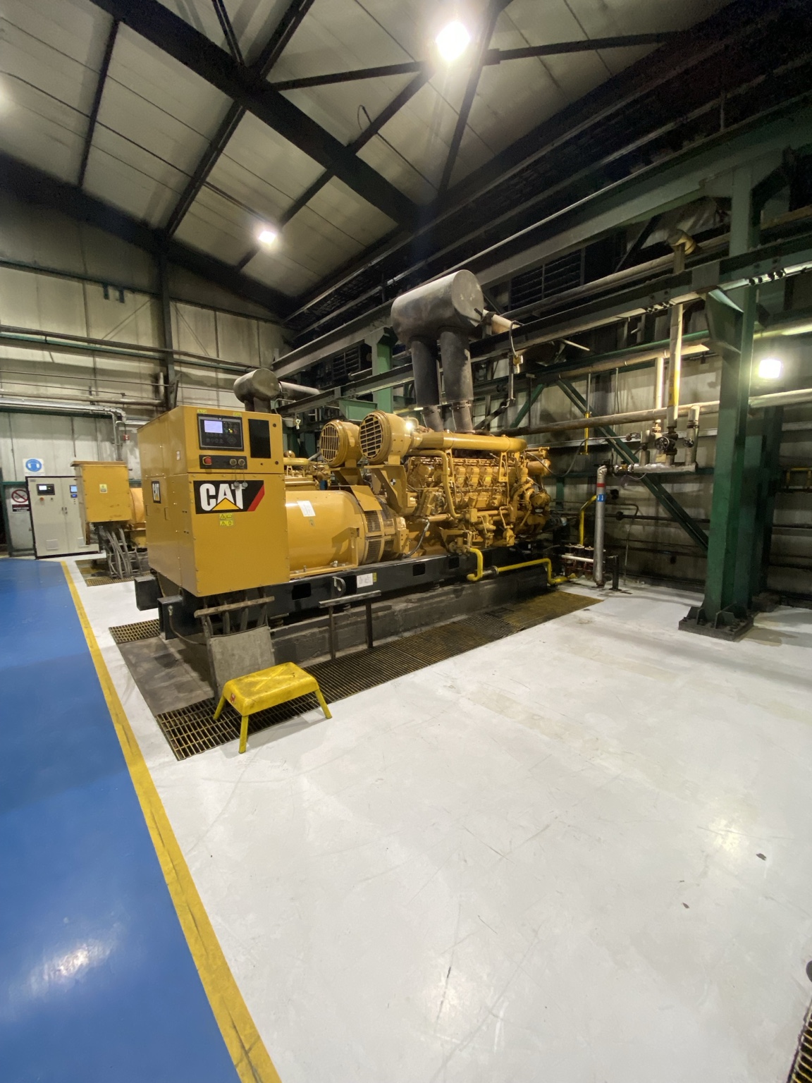 Grupo electrógeno Caterpillar en instalación industrial